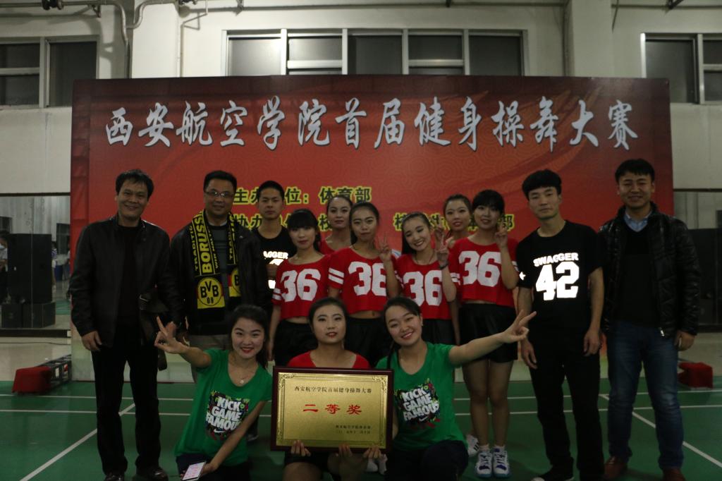 老师与参赛队员们合影