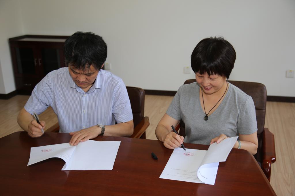 岳忠玉与杨蕾签约