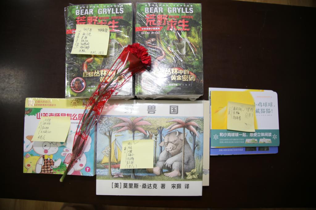 院工会为教职工子女送礼物