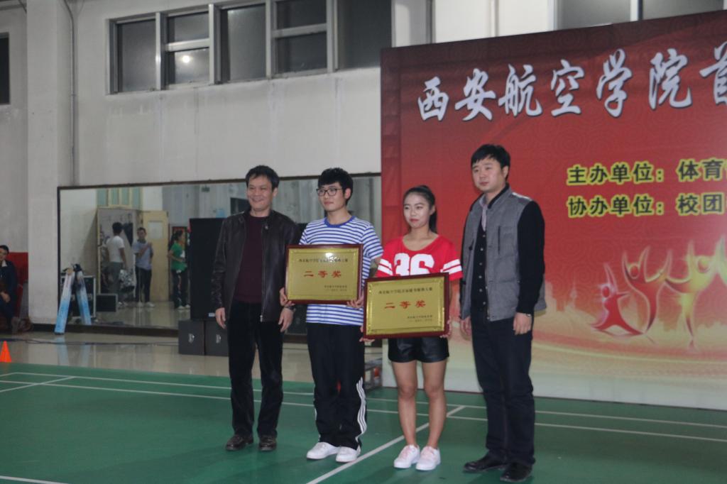 领导为我院参赛队代表颁奖