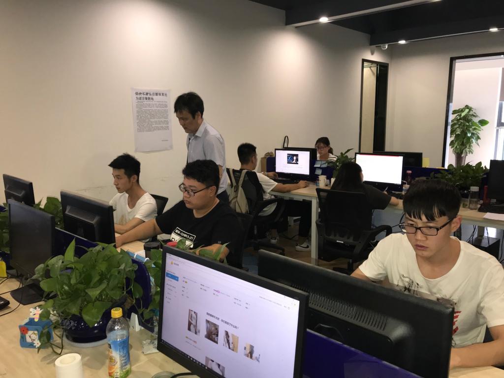 beat365英国官方网站领导看望实习学生